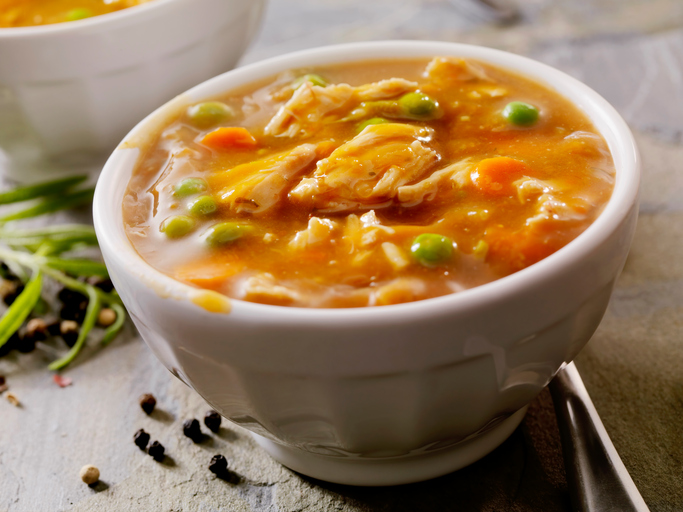 Sopa de legumes e frango em cubos