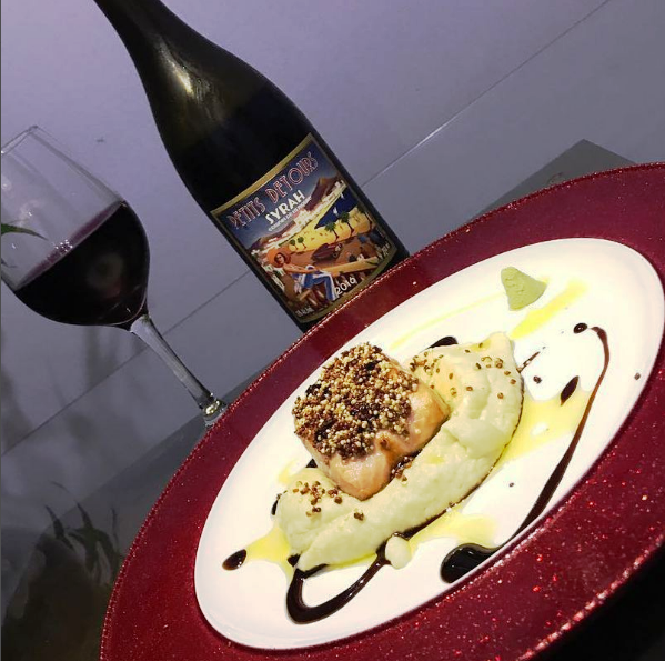 Salmão com crosta de quinoa e purê de wasabi