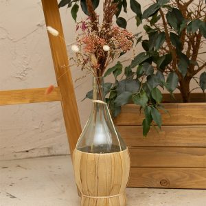 Garrafas de vinho com flores